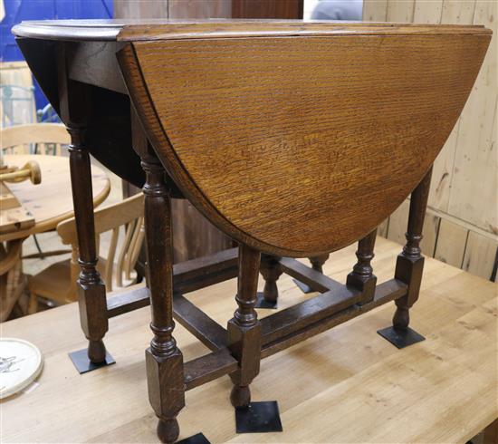 A 1920s oak gateleg table, W.89cm